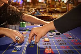 Papan permainan Casino Hold'em menunjukkan kartu pemain, kartu komunitas, dan area taruhan